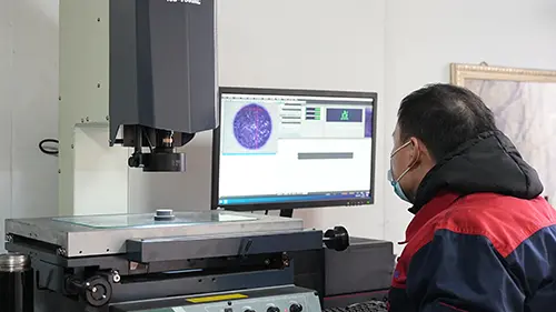 Éles látással és precíz irányítással szilárdan megalapozzuk a minőségi védelmi vonalat a formák számára.